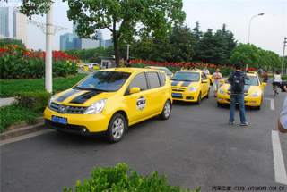 Illustration for article titled Chinese Fan-Boys Tart Up Random Cars To Show Bumblebee Love